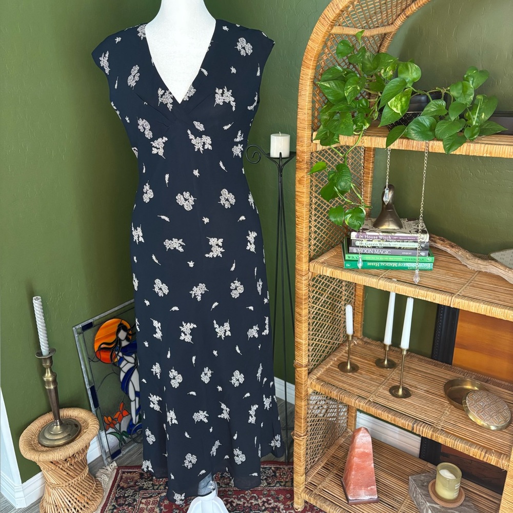 Jones New York Black And White Floral Midi 90s Friends Dress